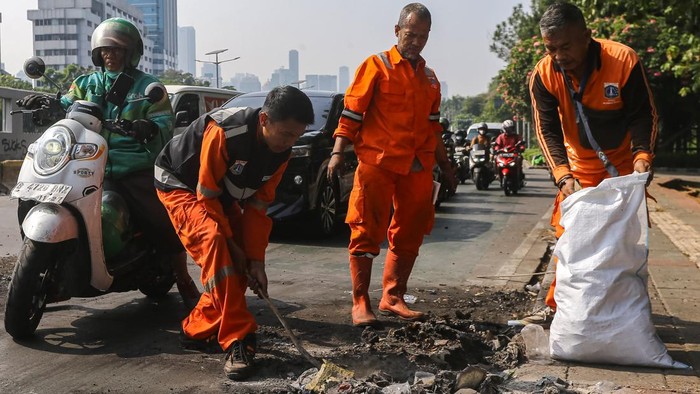 Pekerja membersihkan coretan sisa kericuhan aksi 27 Agustus pada area pagar Menara BNI di Jakarta, Jumat (28/8/2026). Kondisi di sekitar Kompleks Parlemen pada Jumat (28/8) pagi berangsur normal setelah demonstrasi yang berujung ricuh sehari sebelumnya. ANTARA FOTO/Angga Budhiyanto/bar