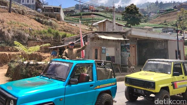 Wisata jeep Nepal Van Java untuk keliling menuju kawasan lereng Gunung Sumbing di Kabupaten Magelang, Jumat (28/8/2026).