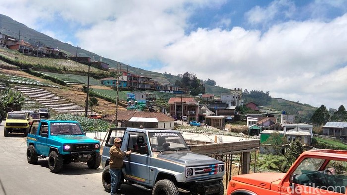 Wisata jeep Nepal Van Java untuk keliling menuju kawasan lereng Gunung Sumbing di Kabupaten Magelang, Jumat (28/8/2026).