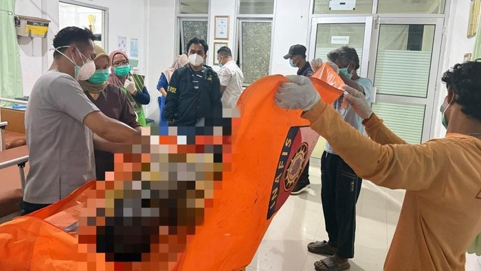 Jenazah korban saat dievakuasi ke Puskesmas Buay Pemaca.