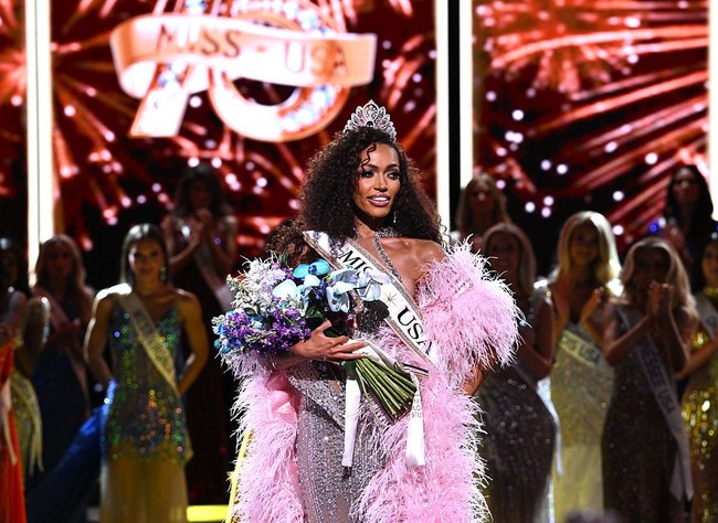 Kemenangan Kelley mencatatkan sejarah baru sebagai ibu sekaligus wanita menikah pertama yang memegang gelar Miss USA. Kelley terpilih usai terjadi perubahan aturan pada organisasi Miss USA yang menghapus batas usia dan mengizinkan wanita yang sudah menjadi ibu untuk berpartisipasi dalam kontes kecantikan tersebut. Foto: Dok. Instagram Justus Kelley, Miss USA, Getty Images