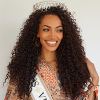 Bersama suaminya, Tyler, Kelley telah menjadi orang tua asuh resmi di Virginia selama hampir dua tahun. Dia mendirikan organisasi Foster Footprints untuk memberdayakan pemuda asuh. Foto: Dok. Instagram Justus Kelley, Miss USA, Getty Images