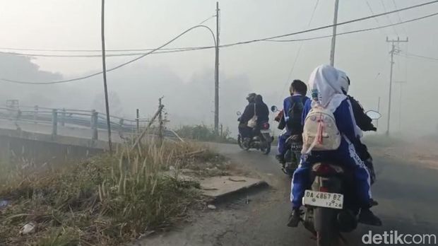 Kabut asap di Kabupaten Banjar. (Khairun Nisa/detikKalimantan) Kabut asap di Kabupaten Banjar. (Khairun Nisa/detikKalimantan)