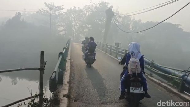 Kabut asap di Kabupaten Banjar. (Khairun Nisa/detikKalimantan) Kabut asap di Kabupaten Banjar. (Khairun Nisa/detikKalimantan)