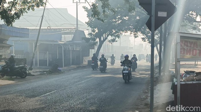 Kabut asap di Kabupaten Banjar. (Khairun Nisa/detikKalimantan)