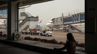 Kacaunya Bandara Supadio gegara Kabut Asap Karhutla, Penumpang Murka