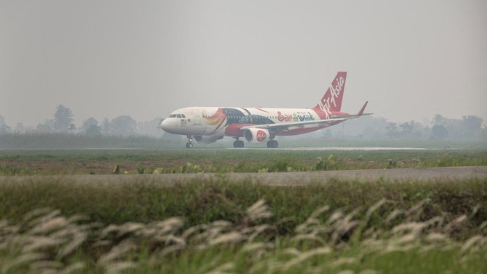 A staff member drives a vehicle carrying luggages at Supadio International Airport, as haze due to wildfires disrupted some flights, in Kubu Raya, West Kalimantan province, Indonesia, August 27, 2026. REUTERS/Willy Kurniawan