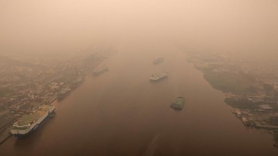 Kabut Asap Pekat Selimuti Aktivitas Warga Pontianak