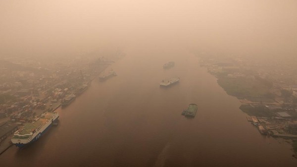 Kabut Asap Pekat Selimuti Aktivitas Warga Pontianak