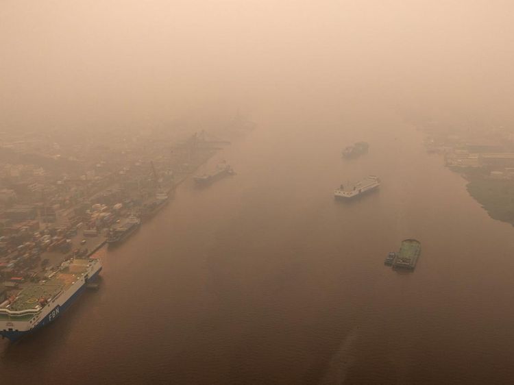 Kabut Asap Pekat Selimuti Aktivitas Warga Pontianak