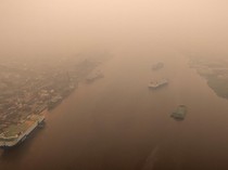 Kabut Asap Pekat Selimuti Aktivitas Warga Pontianak