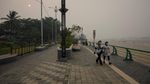 Kabut Asap Pekat Selimuti Aktivitas Warga Pontianak