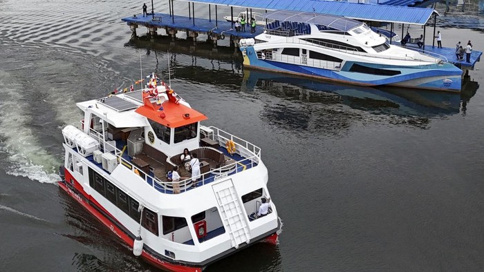 Foto udara sebuah kapal wisata milik ASDP Indonesia Ferry berlayar dari Dermaga Khalkote di Danau Sentani, Kabupaten Jayapura, Papua, Jumat (28/8/2026). Pemerintah Kabupaten Jayapura dan ASDP Indonesia Ferry mengoperasikan tiga kapal, antara lain KM Emfote, KM Itaufilli, dan KM Foi Moi sebagai moda transportasi antara wilayah di Danau Sentani sekaligus sebagai kapal wisata untuk menunjang pariwisata setempat. ANTARA FOTO/Gusti Tanati/app/wsj.