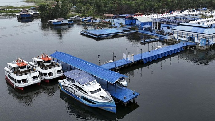 Foto udara sebuah kapal wisata milik ASDP Indonesia Ferry berlayar dari Dermaga Khalkote di Danau Sentani, Kabupaten Jayapura, Papua, Jumat (28/8/2026). Pemerintah Kabupaten Jayapura dan ASDP Indonesia Ferry mengoperasikan tiga kapal, antara lain KM 