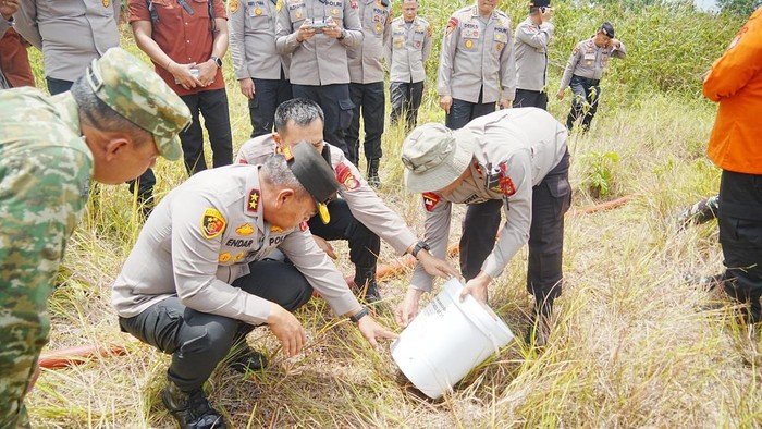 Kapolda Kaltim Irjen Endar Priantoro saat melakukan uji coba langsung penggunaan cairan kimia penghambat api