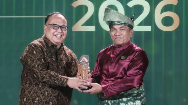 Kapolda Riau Irjen Pol Herry Heryawan diwakili Kombes Eko Budhi Purwono menerima penghargaan detikSumatera Awards 2026, Jumat (28/8/2026).