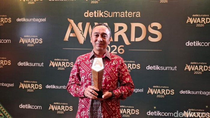 Kapolda Sumsel Irjen Sandi Nugroho meraih penghargaan detikSumatera Awards 2026