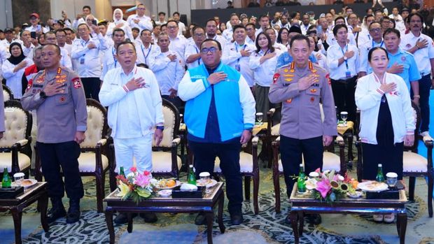 Kapolri Jenderal Listyo Sigit Prabowo diangkat menjadi Anggota Kehormatan Konfederasi Serikat Buruh Seluruh Indonesia (KSBSI). (dok Istimewa)