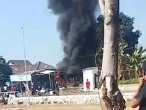 Video Kebakaran Bengkel di Pasuruan gegara Pemilik Bakar Sampah Sembarangan