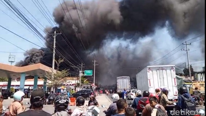 Suasana pabrik pencetak alas sepatu yang terbakar di Desa Lemahabang, Kecamatan Tanjung, Brebes, Jumat (28/8/2026).