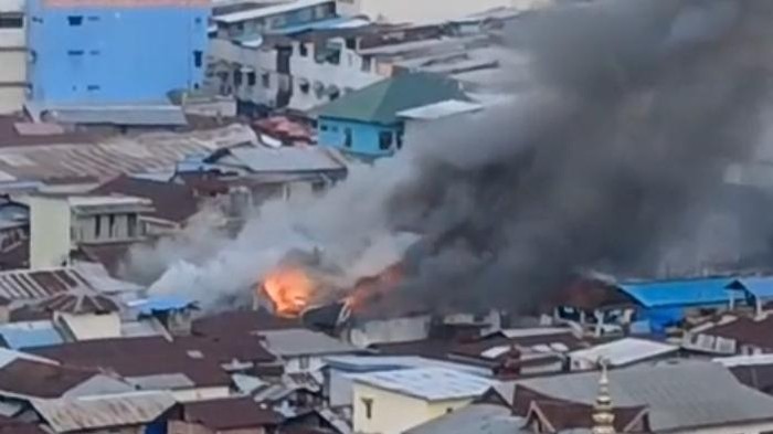 Kebakaran hebat melanda permukiman padat penduduk di Kota Ambon, Maluku.