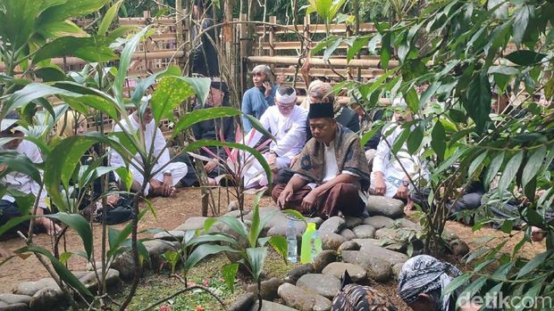 Kebersamaan warga Wanasigra mengikuti Tradisi Merlawu di Situs Kabuyutan Gandoang.