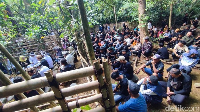 Kebersamaan warga Wanasigra mengikuti Tradisi Merlawu di Situs Kabuyutan Gandoang.