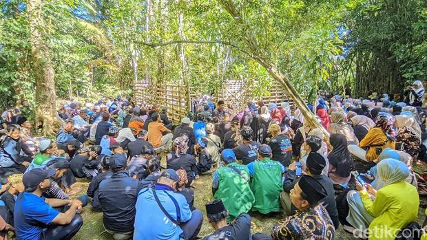 Kebersamaan warga Wanasigra mengikuti Tradisi Merlawu di Situs Kabuyutan Gandoang. Kebersamaan warga Wanasigra mengikuti Tradisi Merlawu di Situs Kabuyutan Gandoang.