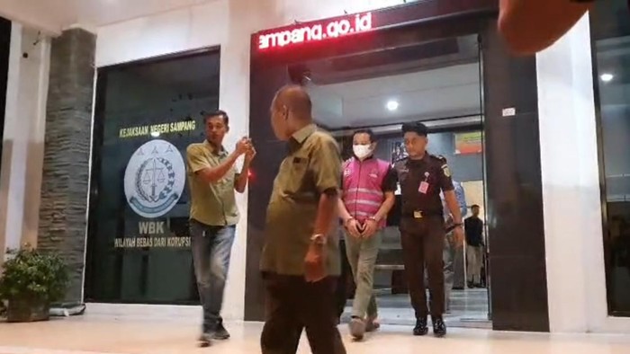 Kejari Sampang tetapkan tersangka dan tahan eks Kadisdik