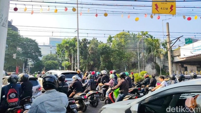Kondisi arus lalu lintas (lalin) di kawasan Pejompongan arah Palmerah, Jakarta Pusat, macet. Masih ada massa yang berkumpul di sekitar rel kereta api (KA). (Devi/detikcom).