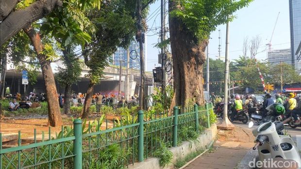 Kondisi arus lalu lintas (lalin) di kawasan Pejompongan arah Palmerah, Jakarta Pusat, macet. Masih ada massa yang berkumpul di sekitar rel kereta api (KA). (Devi/detikcom).