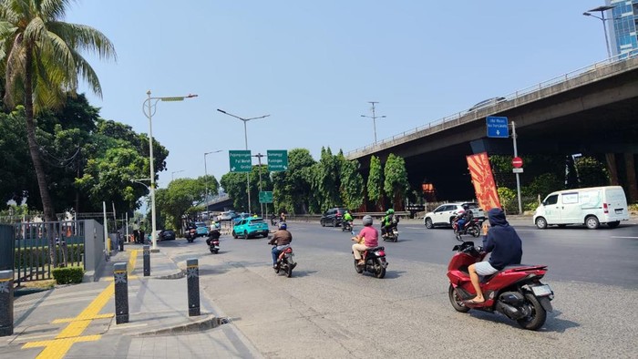 Kondisi kawasan Slipi, Jakarta, Jumat (28/8/2026), usai aksi massa sejak, Sabtu (27/8/) malam.