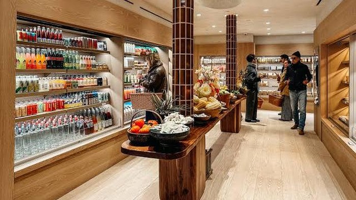 Lagi Tren di New York, Orang Rela Antre demi Belanja di Supermarket Mewah!