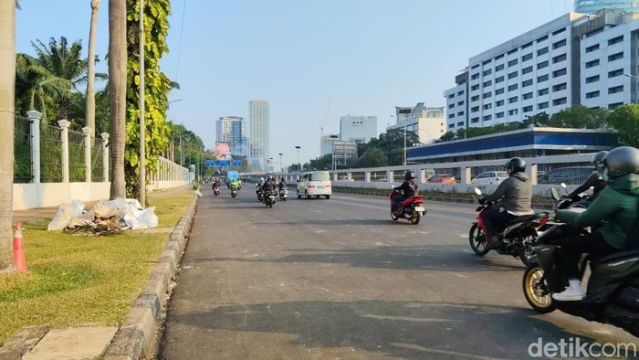 Lalu lintas (lalin) depan Gedung DPR/MPR/DPD RI, Jakarta dibuka pagi ini. Lalin dibuka dari Jalan Gatot Subroto ke arah Slipi. (Devi/detikcom).