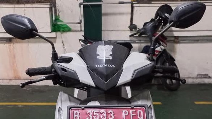 Lelang Honda Vario pelat merah