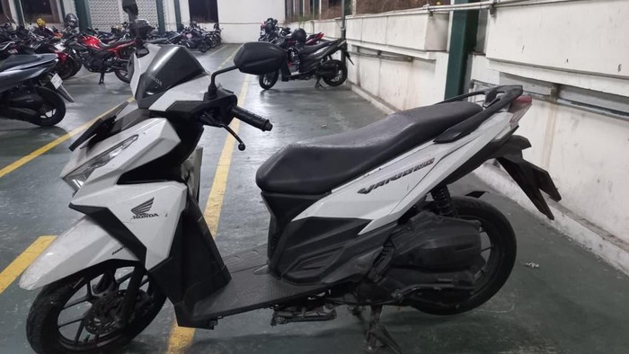Lelang Honda Vario pelat merah