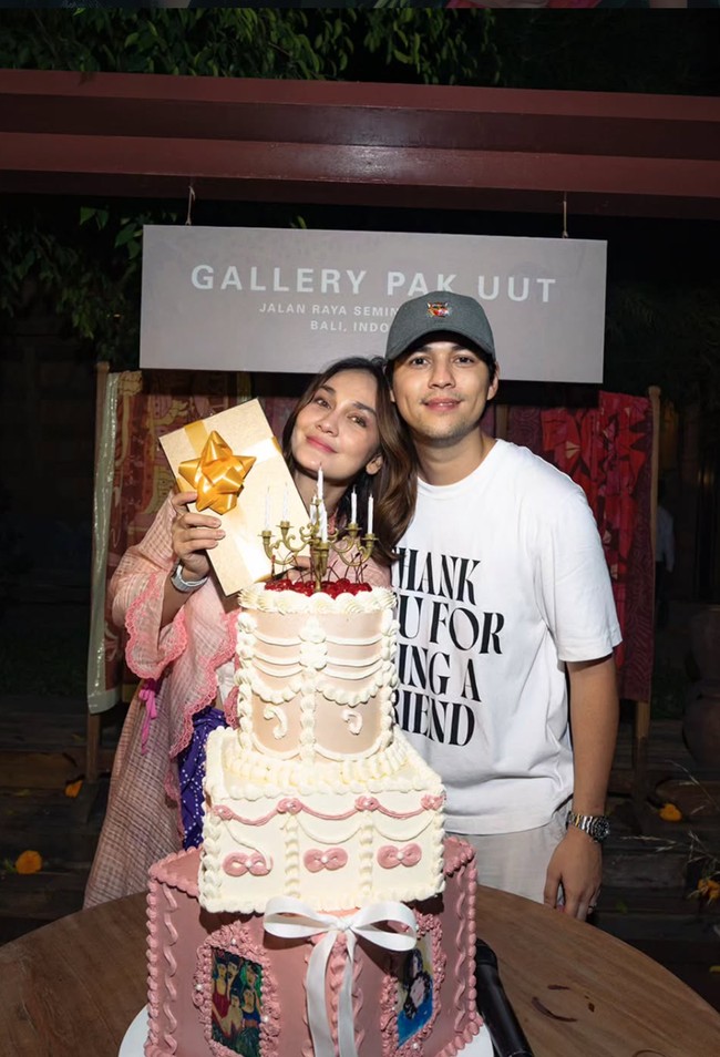Artis Luna Maya memilih merayakan ulang tahunnya yang ke-43 di Bali. Lokasi yang dipilihnya pun sarat makna, yakni di ruangan yang sengaja dibuat untuk mengenang mendiang ayahnya, Uut Bambang Sugeng. Ruangan tersebut diberi nama Gallery Pak Uut. Foto: Instagram/@lunamaya