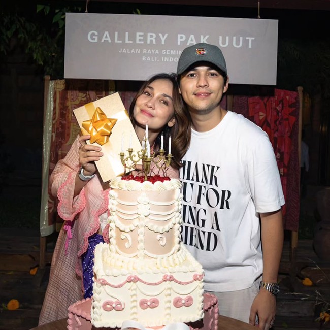 Gaya Tradisional-Modern Luna Maya Ultah ke-43, Digelar di Galeri Milik Ayah