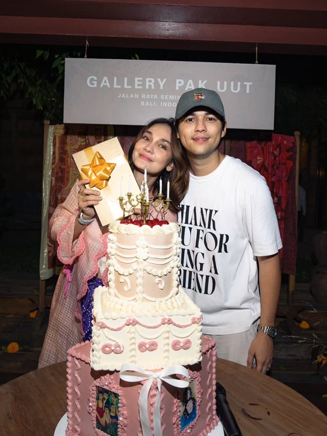 Gaya Tradisional-Modern Luna Maya Ultah ke-43, Digelar di Galeri Milik Ayah