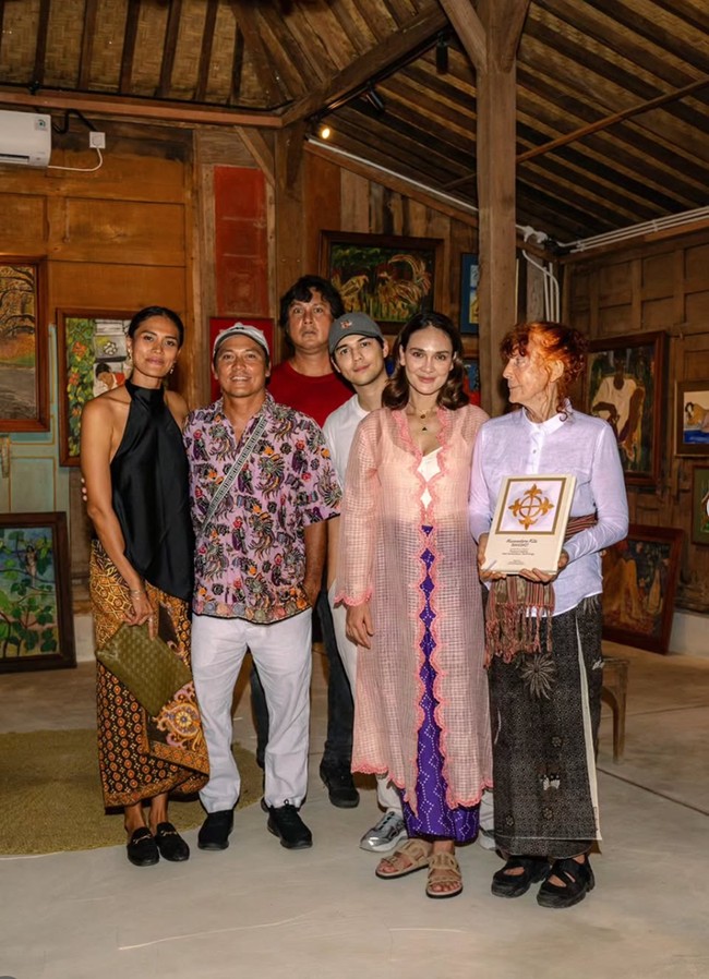 Ibunda Luna, Desa Maya Waltraud Maiyer terlihat ikut hadir. Sang bunda tampil kompak dengan Luna dengan mengenakan bussana bergaya tradisional-modern. Foto: Instagram/@lunamaya