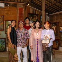 Ibunda Luna, Desa Maya Waltraud Maiyer terlihat ikut hadir. Sang bunda tampil kompak dengan Luna dengan mengenakan bussana bergaya tradisional-modern. Foto: Instagram/@lunamaya