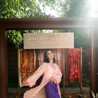 Luna tampil mengenakan atasan panjang berwarna pink pastel dengan motif kotak-kotak kecil. Modelnya longgar dengan potongan yang terlihat ringan dan flowy. Untuk bawahannya, ia memilih rok kain panjang berwarna ungu tua bermotif. Foto: Instagram/@lunamaya