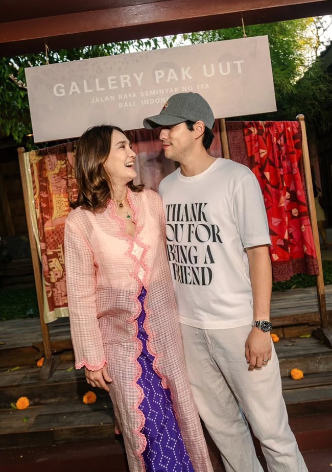 Sang suami, Maxime Bouttier tampak setia menemani. Maxime memilih tampil santai padukan kaos putih dengan celana panjang senada. Foto: Instagram/@lunamaya