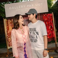 Sang suami, Maxime Bouttier tampak setia menemani. Maxime memilih tampil santai padukan kaos putih dengan celana panjang senada. Foto: Instagram/@lunamaya