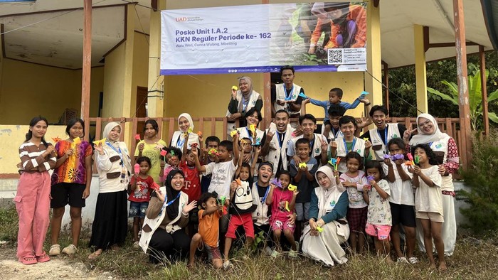 Mahasiswa KKN UAD Bantu Pemulihan Pascagempa di Manggarai Barat