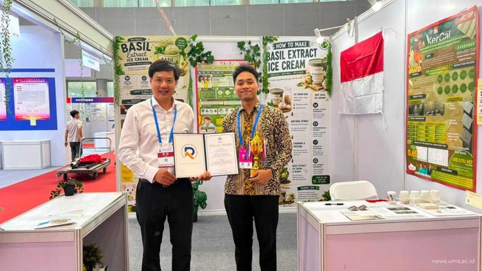 Mahasiswa UMS raih prestasi di China lewat inovasi dinding ramah lingkungan dari bulu ayam dan cangkang telur.