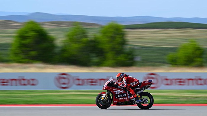 Marc Marquez saat melaju kencang di Motorland Aragon pada Jumat (28/8/2026).