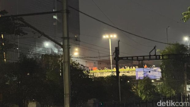 Massa masih berkumpul di flyover Slipi Massa masih berkumpul di flyover Slipi, Jumat (28/8/2026) dini hari. (Adhfar/detikcom)