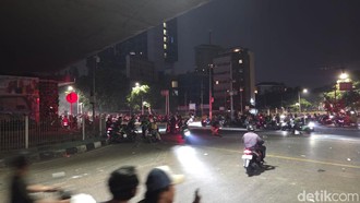 Massa Masih Berkumpul di Flyover Slipi 28 Agustus Dini Hari