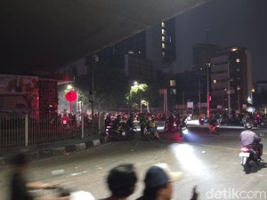 Massa Masih Berkumpul di Flyover Slipi 28 Agustus Dini Hari